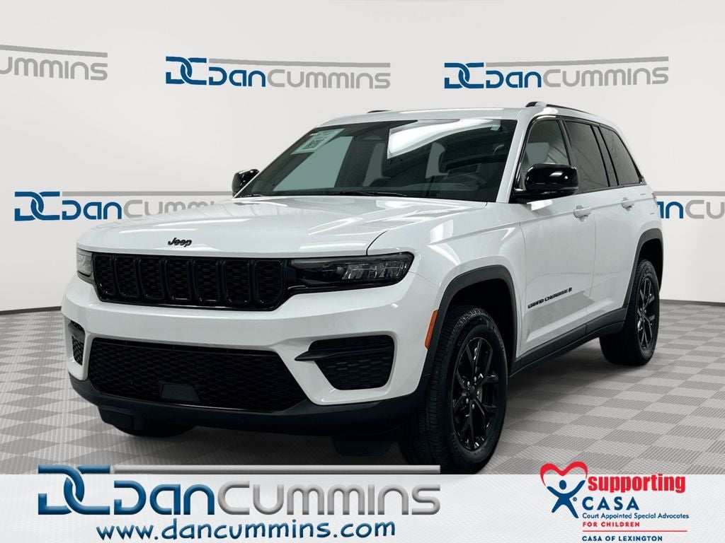 2025 Jeep Grand Cherokee Altitude in Bright White Clearcoat — front three-quarter view