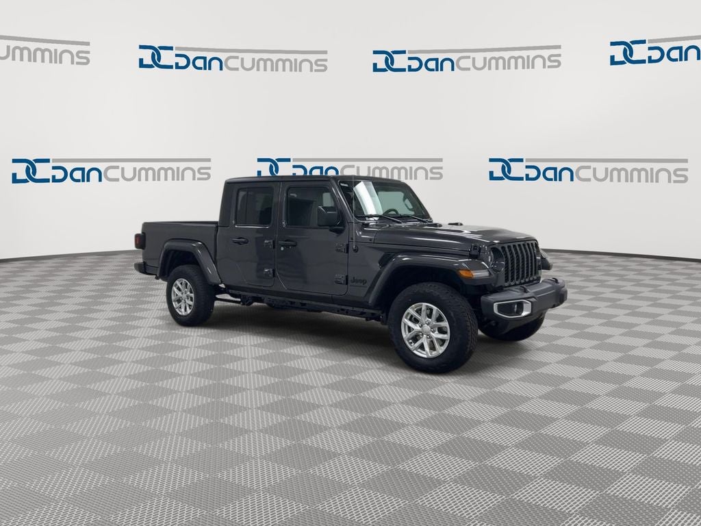 2023 Jeep Gladiator — side profile view