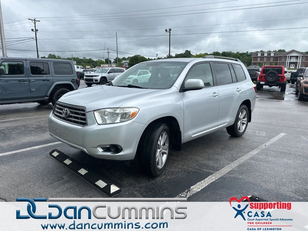2009 Toyota Highlander Base in Silver — front three-quarter view