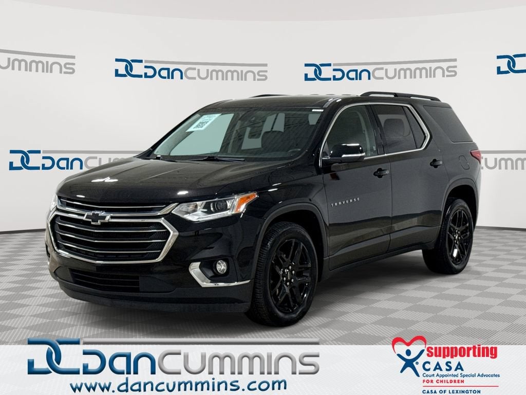 2021 Chevrolet Traverse LT Leather in Mosaic Black Metallic — front three-quarter view