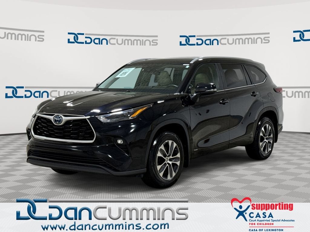 2024 Toyota Highlander Hybrid XLE in Black — front three-quarter view