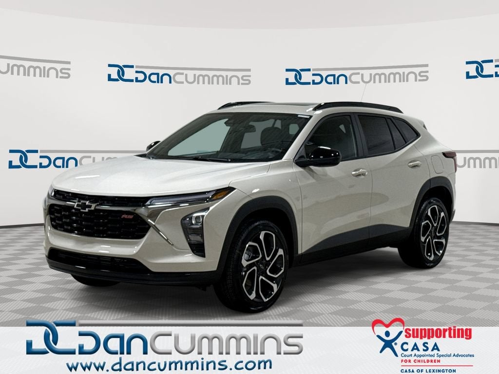 2026 Chevrolet Trax 2RS in White Sands — front three-quarter view